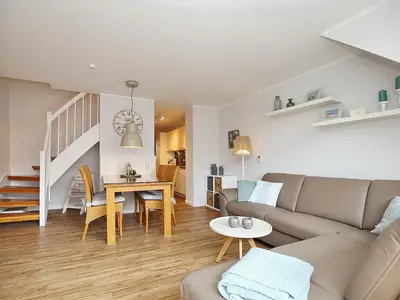Wohnzimmer mit Sofaecke und Essbereich