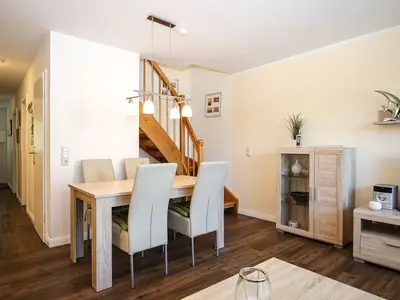 Wohnzimmer mit Blick auf Essbereich