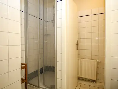 Badezimmer mit Dusche und WC