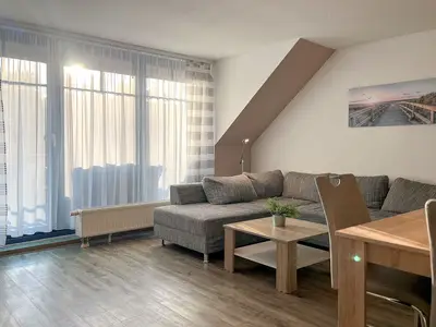 Wohnzimmer mit Zugang zum Balkon