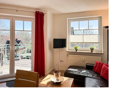 Wohnzimmer mit Zugang zum Balkon