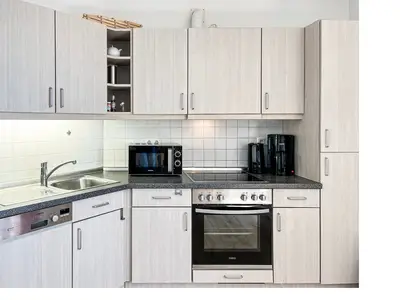 Küchenzeile mit Backofen und Spülmaschine
