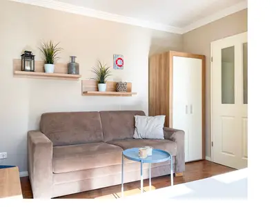 Wohnzimmer mit Schlafsofa