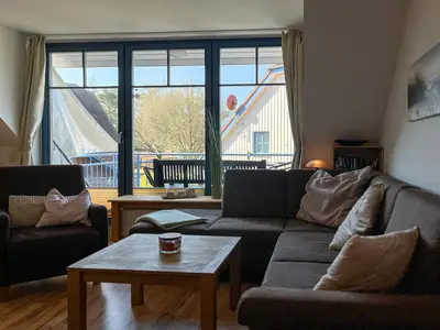 Wohnzimmer mit Zugang zum Balkon
