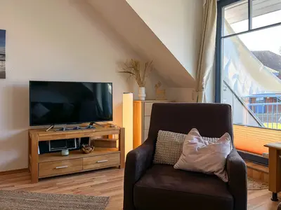 Wohnzimmer mit Sessel und TV