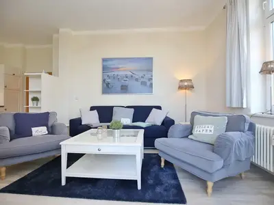 Wohnzimmer mit Schlafcouch und Sesseln