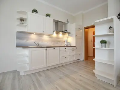 Küche mit Backofen und Spülmaschine