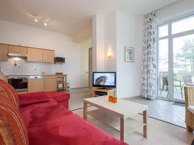 Wohnzimmer mit Schlafcouch und TV