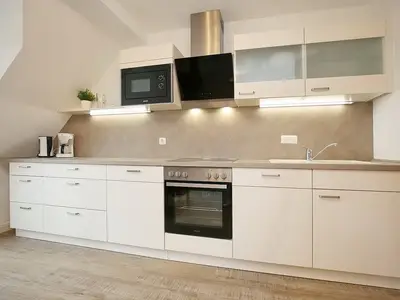 Küche mit Backofen und Spülmaschine