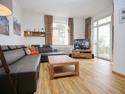 Wohnzimmer mit Blick zur Balkontür