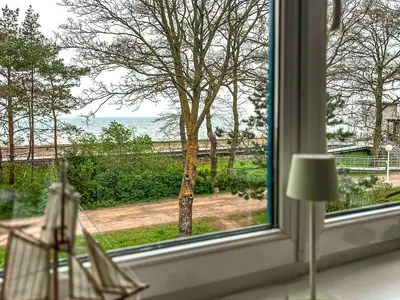 Esstisch mit Blick zur Ostsee