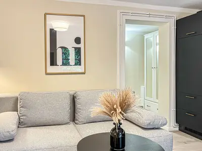 Wohnzimmer mit Blick zur Küche und Kleiderschrank