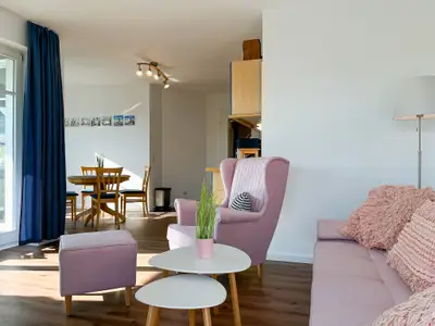 gemütlicher Sessel im Wohnzimmer