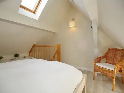 zweites Schlafzimmer mit Doppelbett im Dachgeschoss