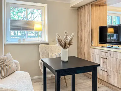 Wohnzimmer mit Sitzecke und TV