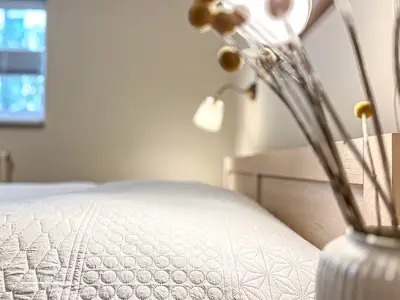 Doppelbett mit Blick zum Fenster