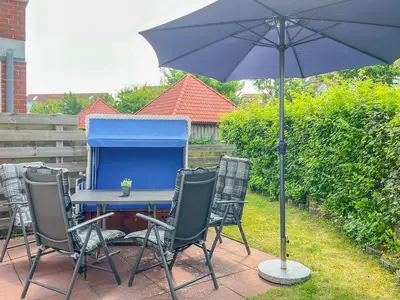 Terrasse mit Strandkorb und Gartenmöbeln