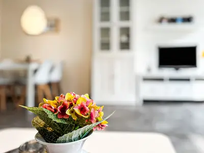 Wohnzimmer mit Sitzecke und TV
