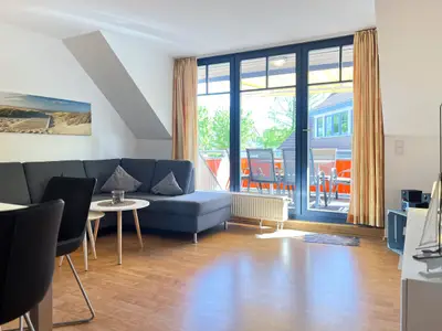 Wohnzimmer mit Zugang zum Balkon