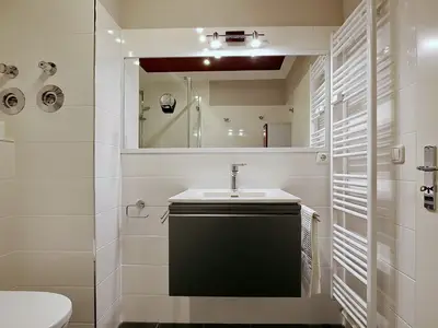 Duschbad mit Handtuchwärmer