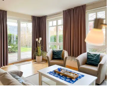Wohnzimmer mit Zugang zur Terrasse