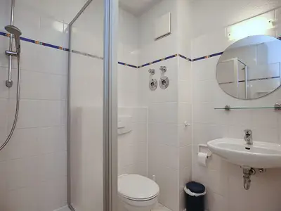 Badezimmer mit Dusche und WC