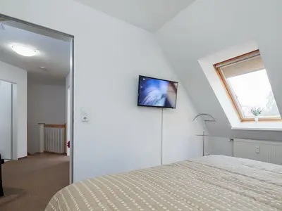 1. Schlafzimmer mit TV