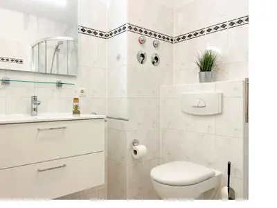 Badezimmer mit WC und Waschbecken