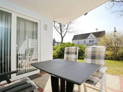 Terrasse mit Gartenmöbeln