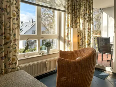 Wohnzimmer mit Blick zum Fenster