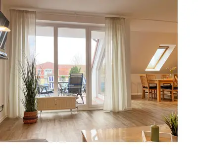 Wohnzimmer mit Blick zum Balkon