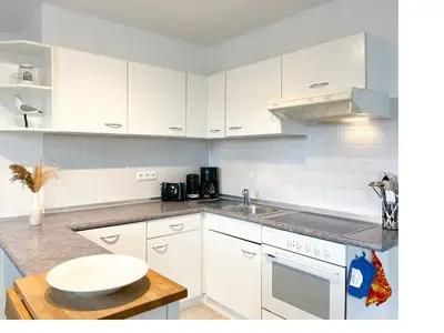 Küchenzeile mit Backofen und Spülmaschine