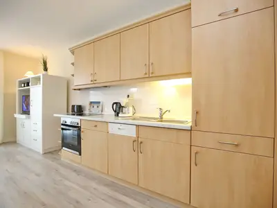 Küchenzeile mit Backofen und Spülmaschine
