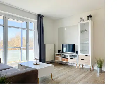Wohnzimmer mit Zugang zum Balkon