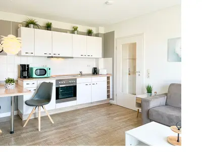 Wohnzimmer mit Essbereich und Küchenzeile