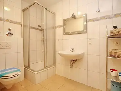Badezimmer mit Dusche, WC und Waschbecken