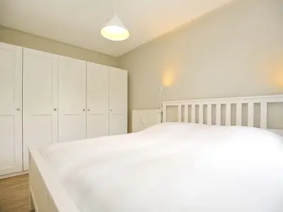 großer Kleiderschrank im Schlafzimmer