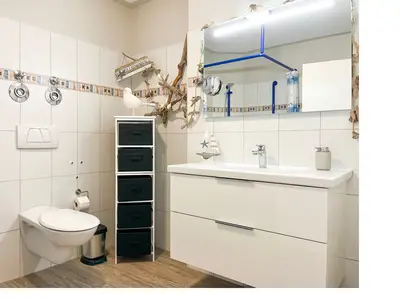 Badezimmer mit WC und Waschbecken