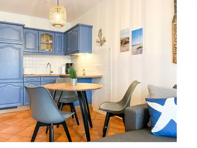 Wohnzimmer mit Blick zur Küchenzeile