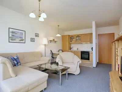 Wohnzimmer mit Blick auf Küchenzeile
