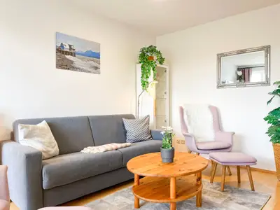 Wohnzimmer mit Sofa und Sessel