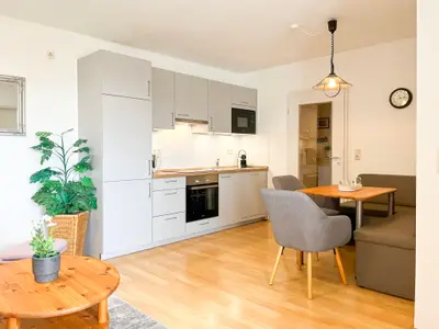 Wohnzimmer mit Essbereich und Küchenzeile