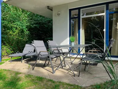 Süd-Terrasse mit Gartenmöbeln und Sonnenliegen