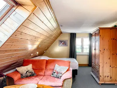 Wohnzimmer mit 2er Sofa