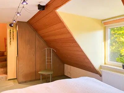 Schlafzimmer mit Treppe zum Wohnzimmer