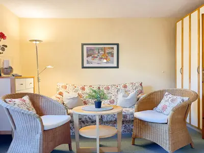 Wohnzimmer mit Sofa und Sesseln