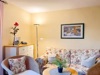 Wohnzimmer mit Sessel