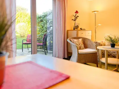 Wohnzimmer mit Zugang zur Terrasse