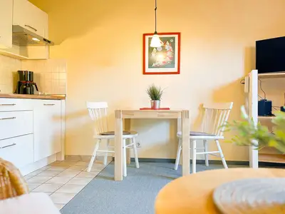TV und Essbereich im Wohnzimmer