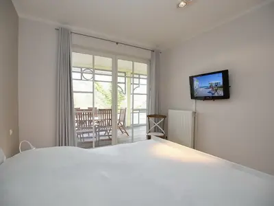 1.Schlafzimmer mit TV